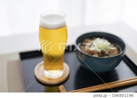 ビールにモツ煮込み間違いなしです 106801196