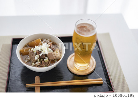 ビールにモツ煮込み間違いなしです 106801198