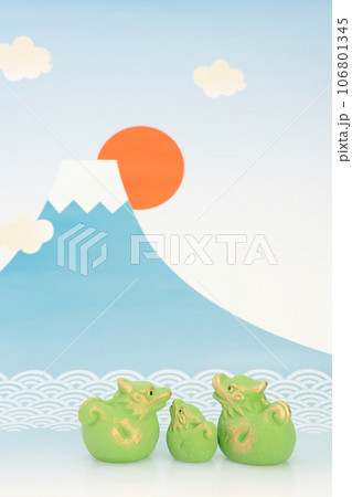 辰年　年賀素材　辰の親子と富士山の初日の出 106801345