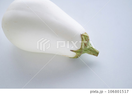 果皮は硬いが果肉が柔らかく美味しい白茄子 106801517