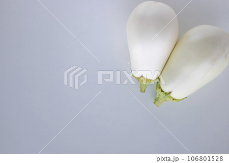 果皮は硬いが果肉が柔らかく美味しい白茄子 106801528