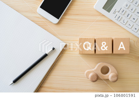 Q&Aと書かれたブロック、電卓、ミニチュアの車 Q&Aと書かれたブロック、電卓、ミニチュアの車 106801591
