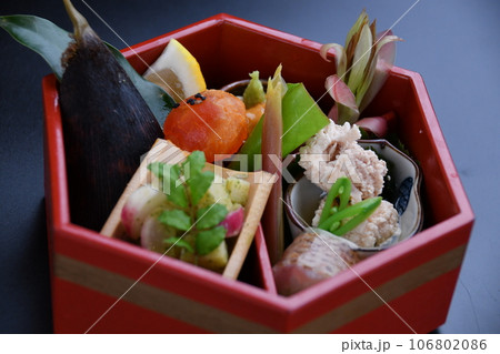 六角形の漆器で出される料理 前菜 六角形の漆器で出される料理 前菜 106802086