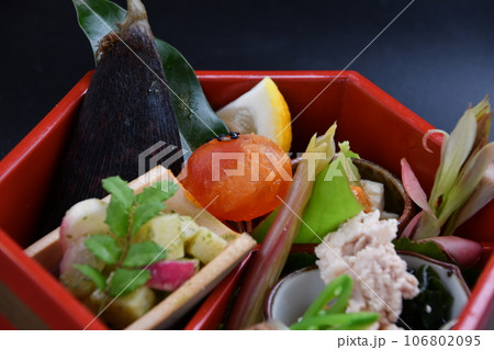 六角形の漆器で出される料理 前菜 六角形の漆器で出される料理 前菜 106802095