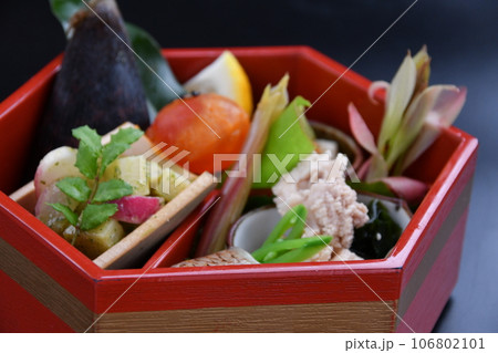 六角形の漆器で出される料理　前菜　 106802101