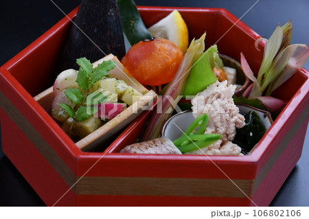 六角形の漆器で出される料理　前菜　 106802106