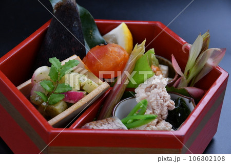 六角形の漆器で出される料理　前菜　 106802108