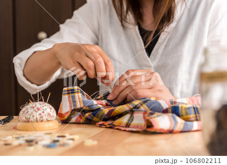 裁縫をする女性 106802211