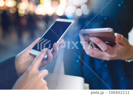 連絡する男女 106802212