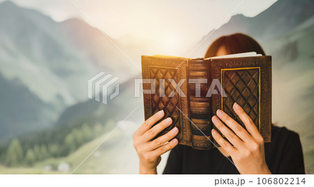 古書を読む女性 106802214