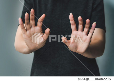 止める女性 106802215