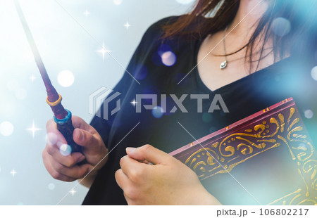 魔法書と女性 106802217
