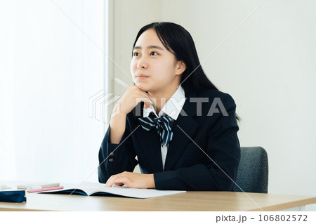 授業を受ける女子高校生 106802572