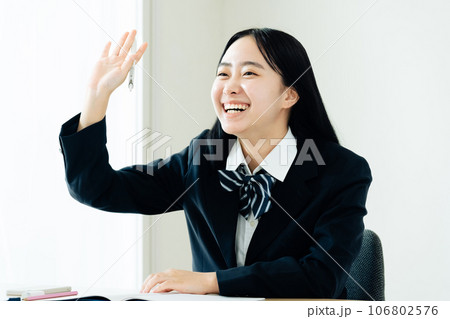 授業を受ける女子高校生 106802576