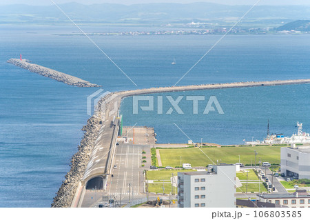 稚内公園　街と海を一望できる高台から望む稚内港北防波堤ドーム 106803585