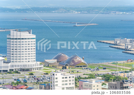 稚内公園 街と海を一望できる高台から望む稚内湾 稚内公園 街と海を一望できる高台から望む稚内湾 106803586