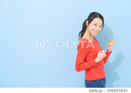 赤い服を着た女性のポートレート 赤い服を着た女性のポートレート 106803642