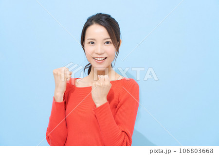 赤い服を着た女性のポートレート 赤い服を着た女性のポートレート 106803668