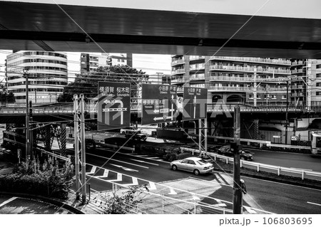 横浜高島町交差点 交差する国道と首都高速と鉄道 2023.09　b-5 硬調モノクロ 106803695
