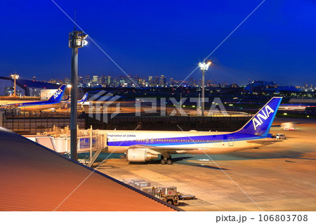 【大阪府】大阪国際空港の夜景（伊丹空港） 106803708