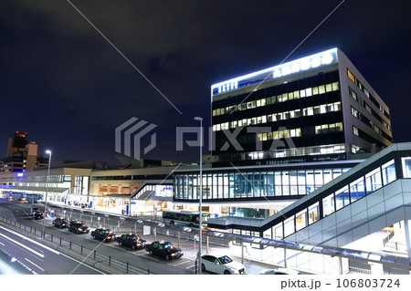 【大阪府】大阪国際空港と大阪空港駅の夜景（伊丹空港） 106803724