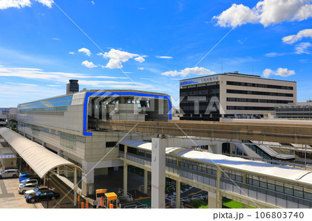 【大阪府】晴天の大阪国際空港と大阪空港駅（伊丹空港） 106803740