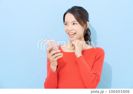 赤い服を着た女性のポートレート 106803806