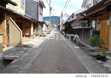 土佐街道の古い町並み（奈良県 高取町） 106803810