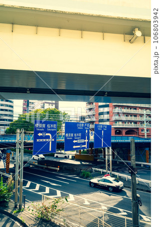 横浜高島町交差点 交差する国道と首都高速と鉄道 2023.09　d-3 暖色寒色強調 106803942