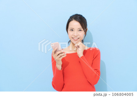 赤い服を着た女性のポートレート 106804005