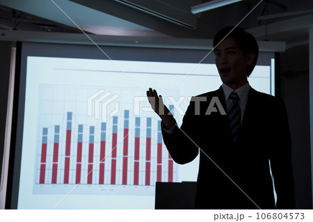 ビジネスセミナーで講演をする若いビジネスマンの男性 106804573