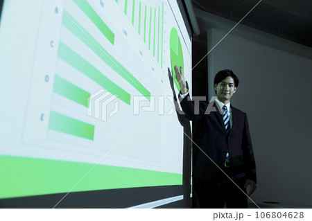 ビジネスセミナーで講演をする若いビジネスマンの男性 106804628