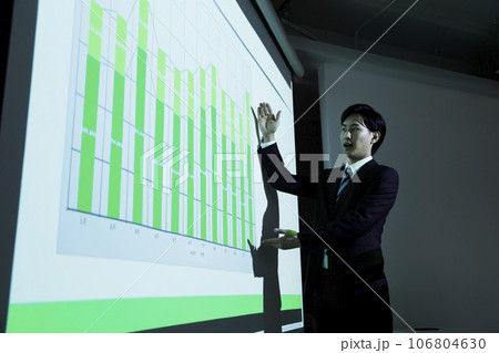 ビジネスセミナーで講演をする若いビジネスマンの男性 ビジネスセミナーで講演をする若いビジネスマンの男性 106804630