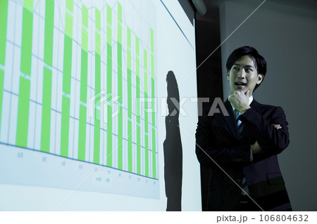 ビジネスセミナーで講演をする若いビジネスマンの男性 ビジネスセミナーで講演をする若いビジネスマンの男性 106804632