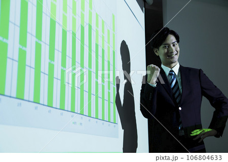 ビジネスセミナーで講演をする若いビジネスマンの男性 ビジネスセミナーで講演をする若いビジネスマンの男性 106804633
