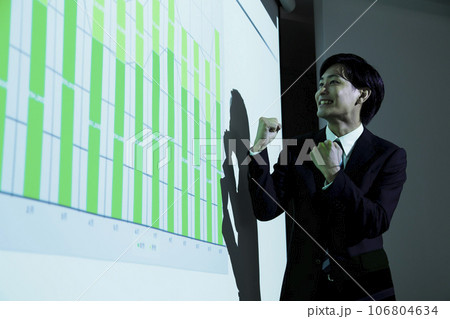 ビジネスセミナーで講演をする若いビジネスマンの男性 106804634