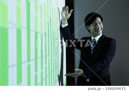 ビジネスセミナーで講演をする若いビジネスマンの男性 ビジネスセミナーで講演をする若いビジネスマンの男性 106804635