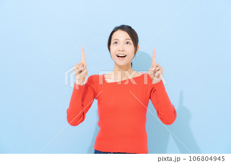 赤い服を着た女性のポートレート 106804945