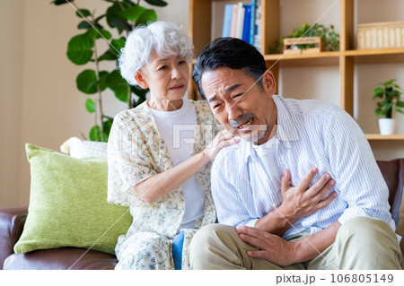 胸が苦し夫と妻 106805149