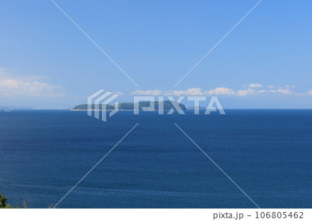 燧灘に浮かぶ「伊吹島」と「股島」（父毋ヶ浜付近から見る、左の対岸は新居浜市付近） 106805462