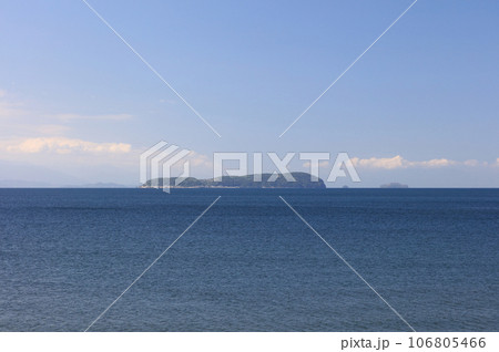 燧灘に浮かぶ「伊吹島」と「小股島」「股島」(仁尾町から見る、左の対岸は土居町付近) 燧灘に浮かぶ「伊吹島」と「小股島」「股島」(仁尾町から見る、左の対岸は土居町付近) 106805466