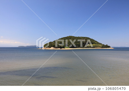 三豊市仁尾町の無人島「小蔦島」と遠くの「伊吹島」 106805470