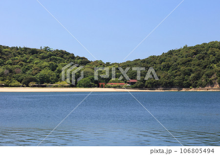 三豊市仁尾町蔦島の赤い鳥居と砂浜（渡船場近くから見る） 106805494