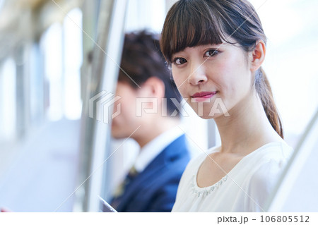 電車に乗車する男女　撮影協力「京王電鉄株式会社」 106805512