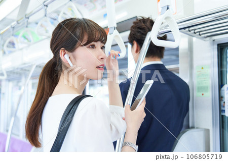 電車に乗車する男女 撮影協力「京王電鉄株式会社」 電車に乗車する男女 撮影協力「京王電鉄株式会社」 106805719