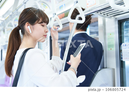 電車に乗車する男女 撮影協力「京王電鉄株式会社」 電車に乗車する男女 撮影協力「京王電鉄株式会社」 106805724