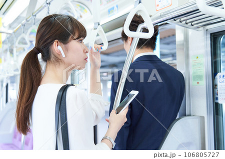 電車に乗車する男女 撮影協力「京王電鉄株式会社」 電車に乗車する男女 撮影協力「京王電鉄株式会社」 106805727