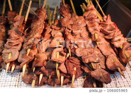 炭火で焼く 牛タン 山盛り 炭火で焼く 牛タン 山盛り 106805965