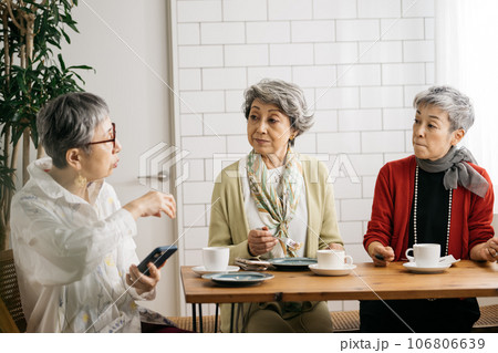 カフェでお茶をするシニア仲間・スマホを見るシニアの女性たち 106806639