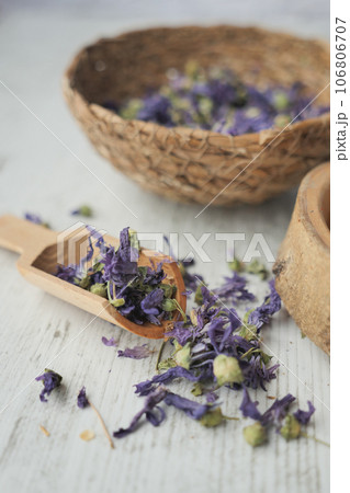 lavender dry leaf on on wooden spoon on table  106806707